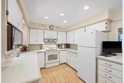 1065 Sherwood Street SE, Hutchinson, MN 55350 - Photo 6