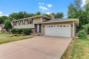 525 Lakewood Dr S, Maplewood, MN 55119 - Photo 2