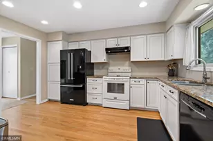 10581 Lake Fall Dr, Eden Prairie, MN 55347 - Photo 8