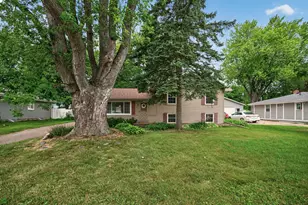 69 Dennis Ln N, Maplewood, MN 55119 - Photo 2