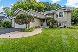 842 Sterling St S, Maplewood, MN 55119 - Photo 2