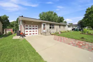 912 S 3rd Ave, Albert Lea, MN 56007 - Photo 2
