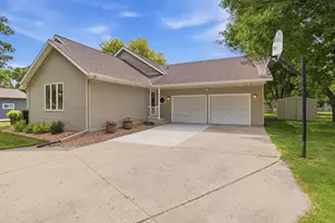 805 26th Ave SW, Willmar, MN 56201 - Photo 2