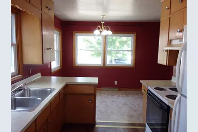 218 E 2nd Street, Blue Earth, MN 56013 - Photo 2