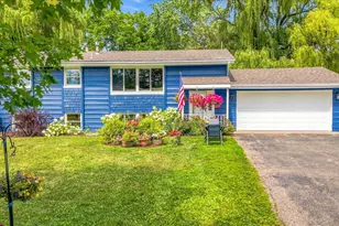 18480 Country Squires Cir, Prior Lake, MN 55372 - Photo 2