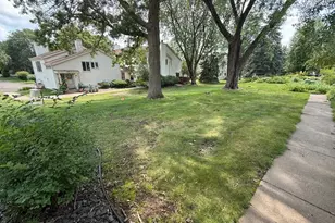 155 Bordeaux Ct, Woodbury, MN 55125 - Photo 2