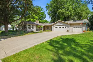 302 N 9th St, Montevideo, MN 56265 - Photo 2