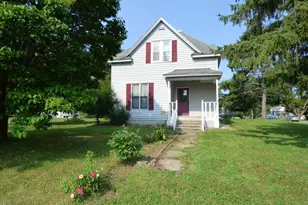 2 S Maple Ave, Le Center, MN 56057 - Photo 1