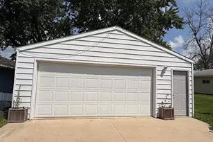 1911 4th Ave NE, Austin, MN 55912 - Photo 2