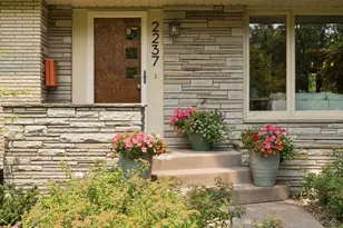 2237 Edgcumbe Rd, Saint Paul, MN 55116 - Photo 2