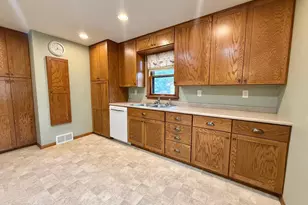618 Dewey Ave N, Thief River Falls, MN 56701 - Photo 10