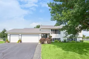 600 Pioneer Cir, Belle Plaine, MN 56011 - Photo 4
