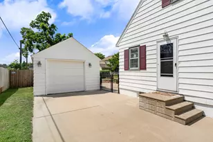 302 16th St SE, Austin, MN 55912 - Photo 4