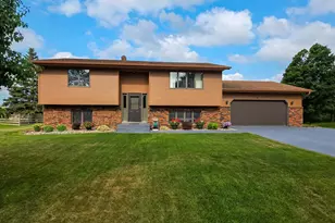 902 Park Ln, Belle Plaine, MN 56011 - Photo 1