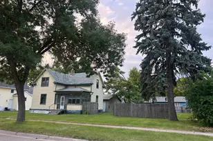 309 4th St W, Thief River Falls, MN 56701 - Photo 2