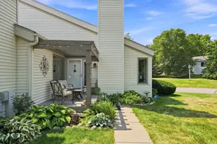 303 Elan Ct, Woodbury, MN 55125 - Photo 2