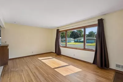 702 Madison Street S, Shakopee, MN 55379 - Photo 4