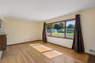 702 Madison St S, Shakopee, MN 55379 - Photo 4