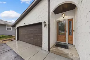2742 Hilltop Ct, North Saint Paul, MN 55109 - Photo 2