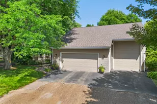 160 Bluff Ridge Ct, Chanhassen, MN 55317 - Photo 8