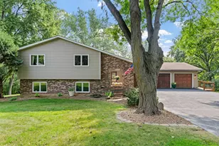 2821 Saddlebrooke Cir, Minnetonka, MN 55305 - Photo 2