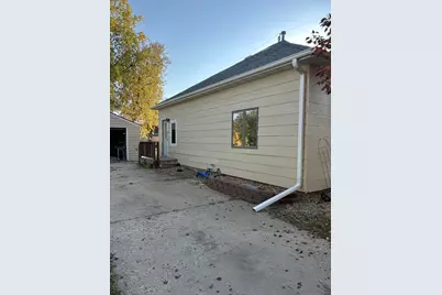 910 4th Street SE, Pipestone, MN 56164 - Photo 2