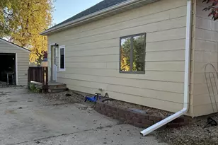 910 4th St SE, Pipestone, MN 56164 - Photo 2