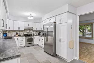 514 Laredo Ln, Chanhassen, MN 55317 - Photo 10