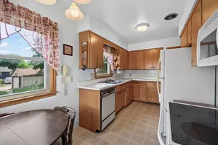 1582 Hoyt Ave E, Saint Paul, MN 55106 - Photo 10