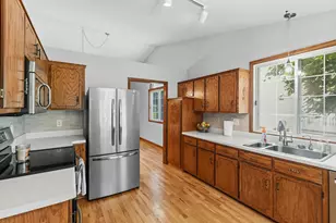 5661 Donegal Ct, Shoreview, MN 55126 - Photo 4
