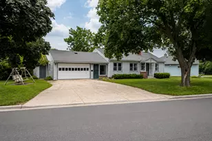 128 N Park Ln, Le Sueur, MN 56058 - Photo 2