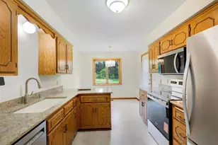 7244 Hunters Run, Eden Prairie, MN 55346 - Photo 16