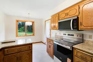 7244 Hunters Run, Eden Prairie, MN 55346 - Photo 18