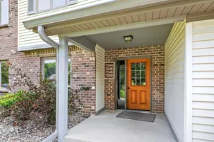 7244 Hunters Run, Eden Prairie, MN 55346 - Photo 4