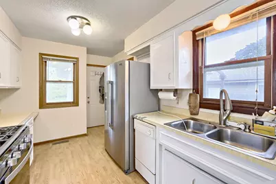 978 Western Avenue N, Saint Paul, MN 55117 - Photo 4