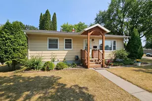 1322 19th St S, Moorhead, MN 56560 - Photo 2