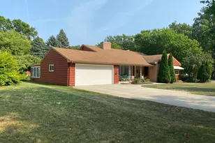 1119 Lake St, Alexandria, MN 56308 - Photo 2