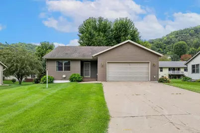 909 Jonathan Lane, La Crescent, MN 55947 - Photo 2