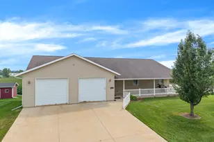 900 Courtney Dr, Caledonia, MN 55921 - Photo 1