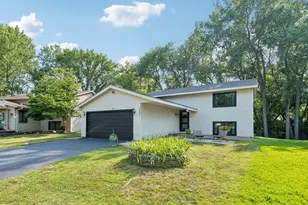 15081 Summerhill Dr, Eden Prairie, MN 55346 - Photo 2