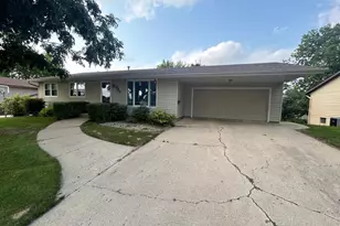 962 Miles Dr, Worthington, MN 56187 - Photo 2