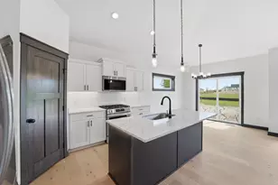 909 Acorn Ct, Hudson, WI 54016 - Photo 2