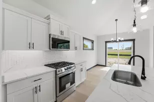 909 Acorn Ct, Hudson, WI 54016 - Photo 4