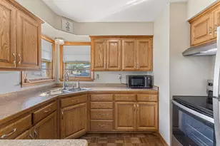 1381 Hoyt Ave E, Saint Paul, MN 55106 - Photo 10