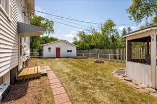 824 E 11th St, Duluth, MN 55805 - Photo 40