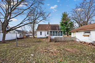 121 Roselawn Ave E, Maplewood, MN 55117 - Photo 2