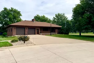 1604 Birchwood Pl, Worthington, MN 56187 - Photo 2