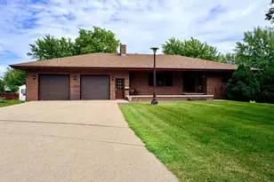 1604 Birchwood Pl, Worthington, MN 56187 - Photo 2