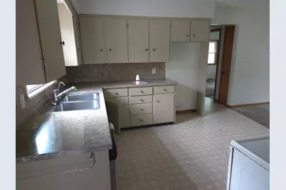 1109 S Moore Street, Blue Earth, MN 56013 - Photo 4