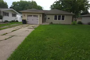 1109 S Moore St, Blue Earth, MN 56013 - Photo 1